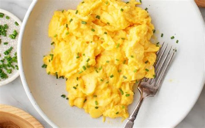 Can I feed my chicken scrambled eggs?