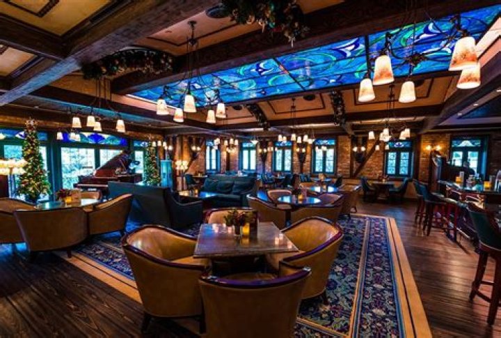 Can you take pictures inside Club 33?