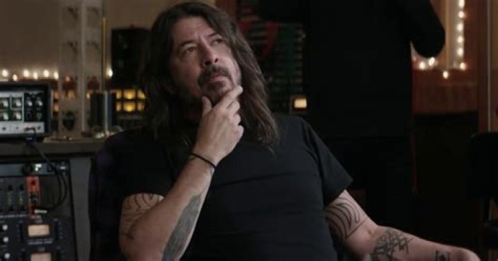 Does Dave Grohl wear a hearing aid?