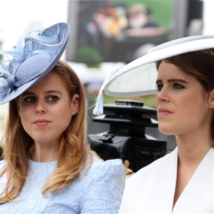 Does Kate have to curtsy to Beatrice and Eugenie?