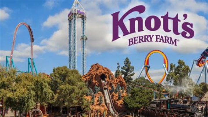 How far apart is Disneyland and Knott's Berry Farm?