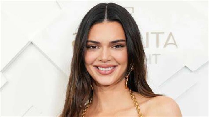 How many hours does Kendall Jenner sleep?