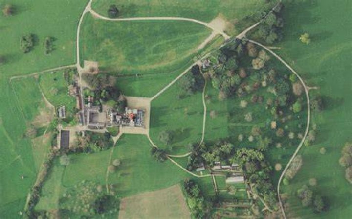 How many servants worked at Highclere Castle?