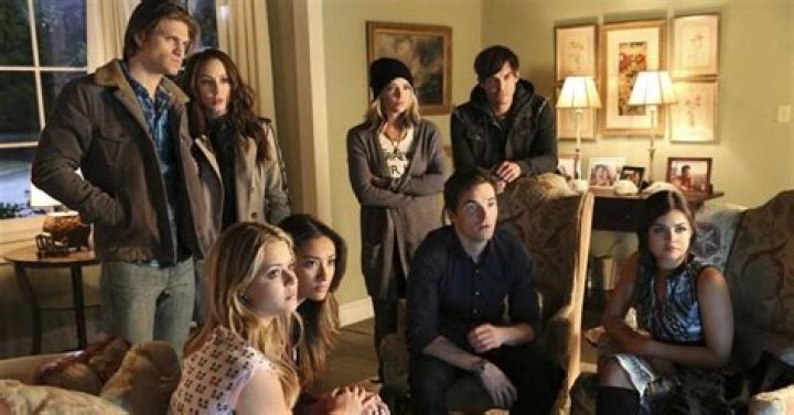 How old is Ezra in Season 1 of PLL?