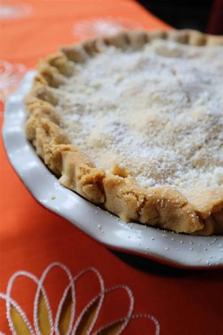 Should I brush my pie crust with egg white?